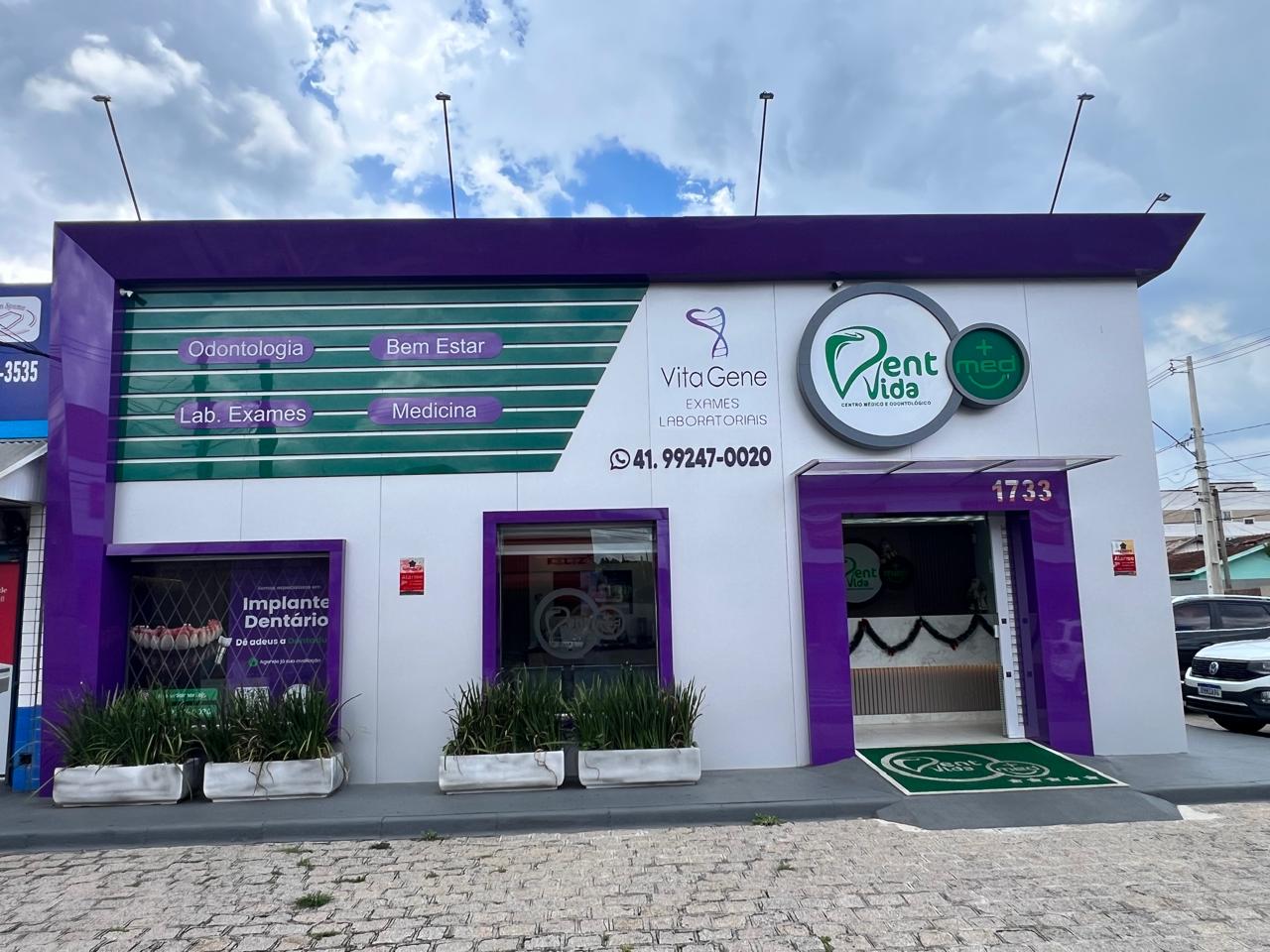 Kit profissional de coleta de DNA por saliva sobre mesa clínica na DentvidaMed em São José dos Pinhais